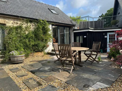 Patio'r cwrt