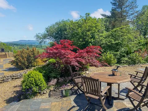 Yr ardd a'r patio, yn edrych dros Ddyffryn Tywi